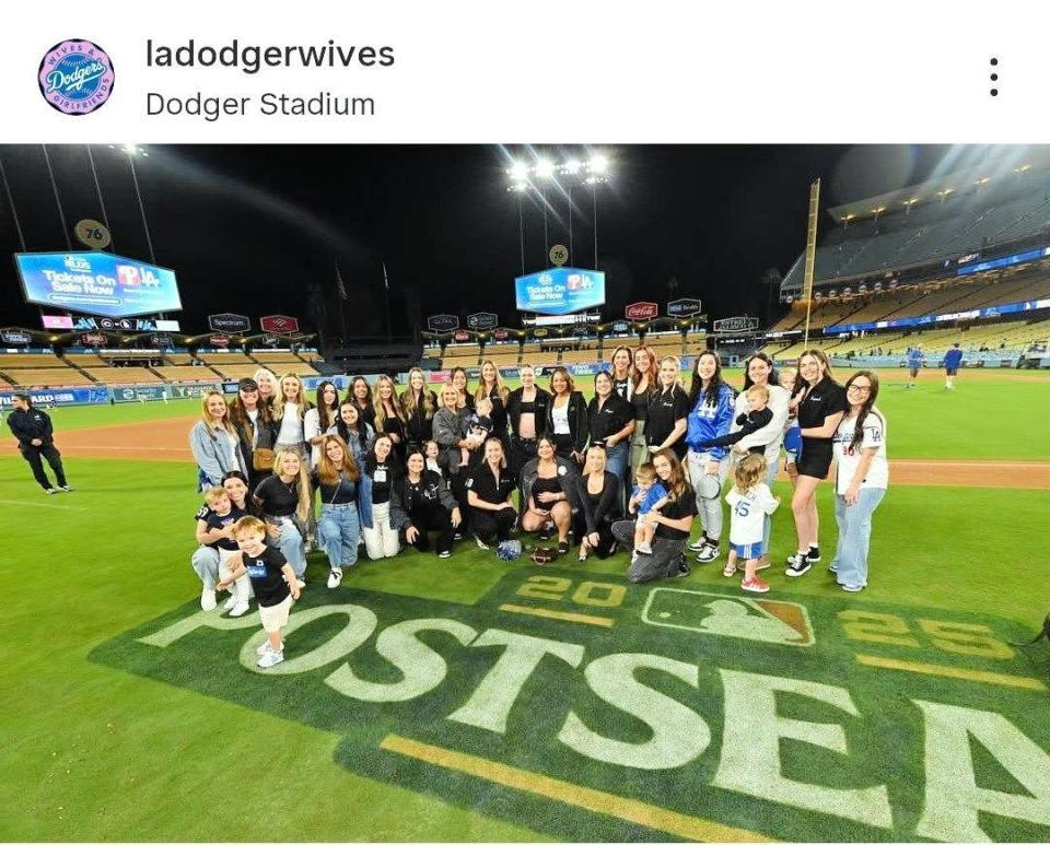 　ＷＣＳ突破後の集合写真。（ｌａｄｏｄｇｅｒｗｉｖｅｓ）より