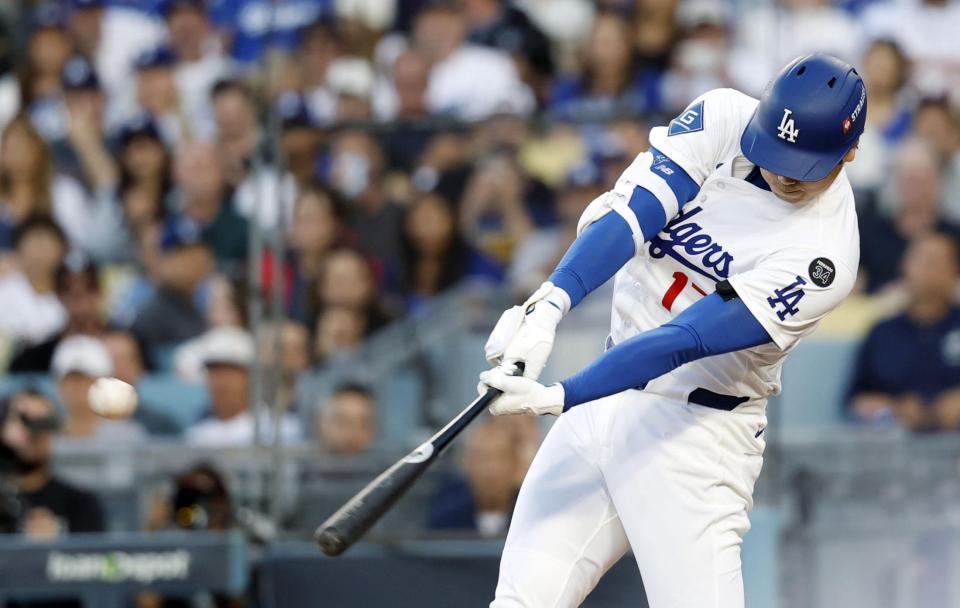　ブルワーズ戦の１回、先頭打者本塁打を放つドジャース・大谷（共同）