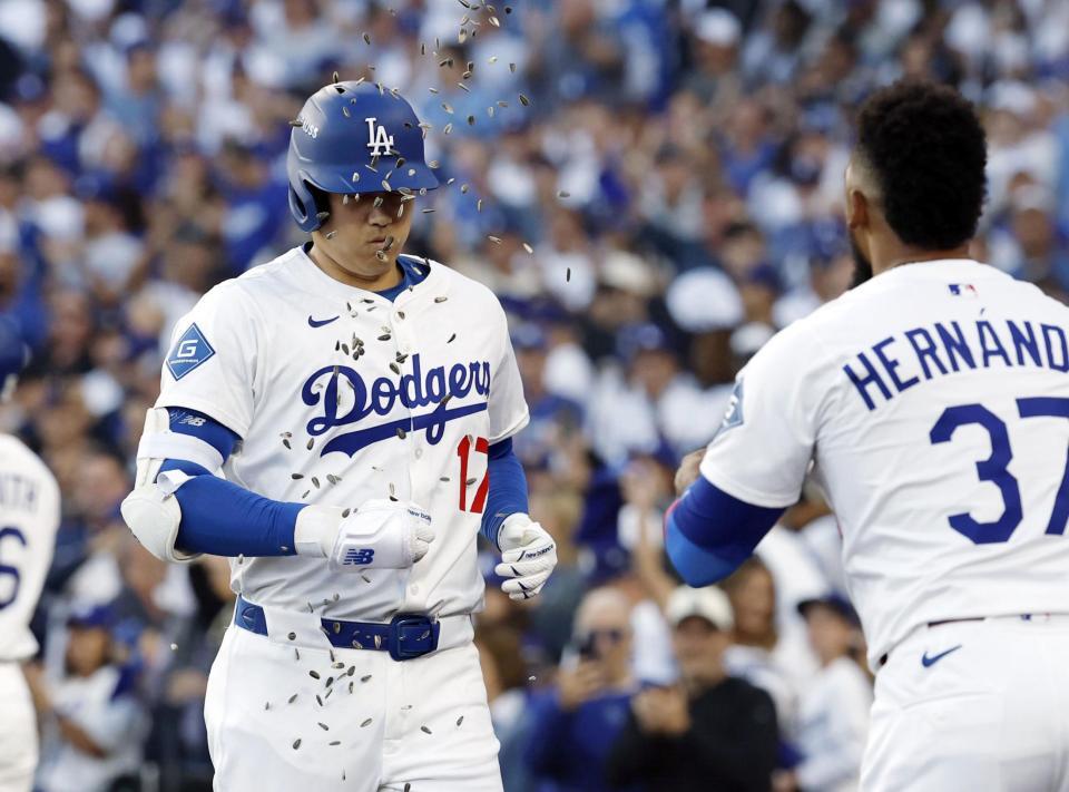 　ブルワーズ戦の１回、先頭打者本塁打を放ちヒマワリの種で祝福されるドジャース・大谷（共同）