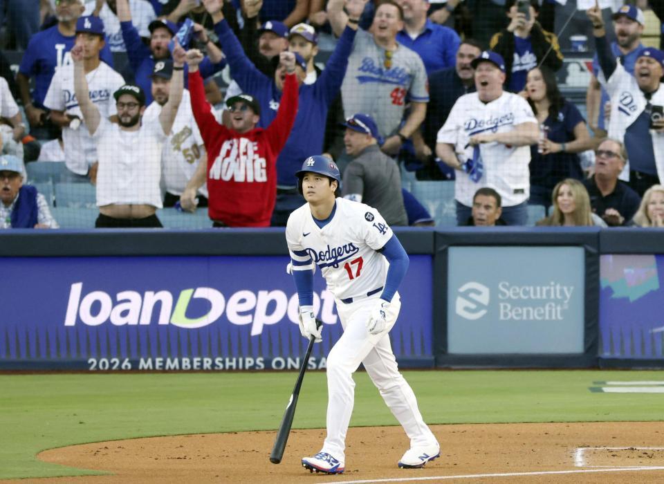 　ブルワーズ戦の１回、先制先頭打者本塁打を放つドジャース・大谷（共同）