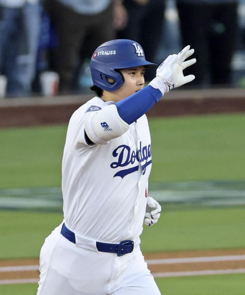 　ブルワーズ戦の１回、先制先頭打者本塁打を放ちポーズをとるドジャース・大谷（共同）