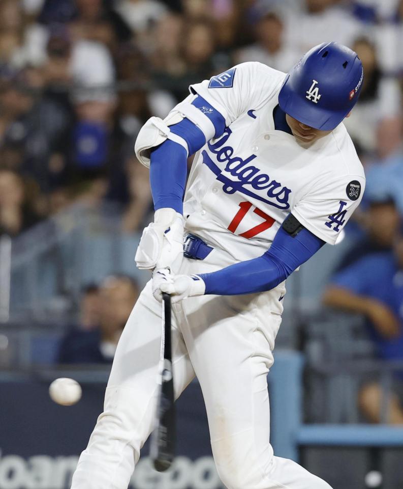 　ブルワーズ戦の４回、この試合２本目の本塁打を放つドジャース・大谷（共同）