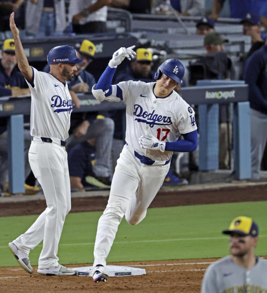 　ブルワーズ戦の４回、この試合２本目の本塁打を放ち一塁を回るドジャース・大谷（共同）