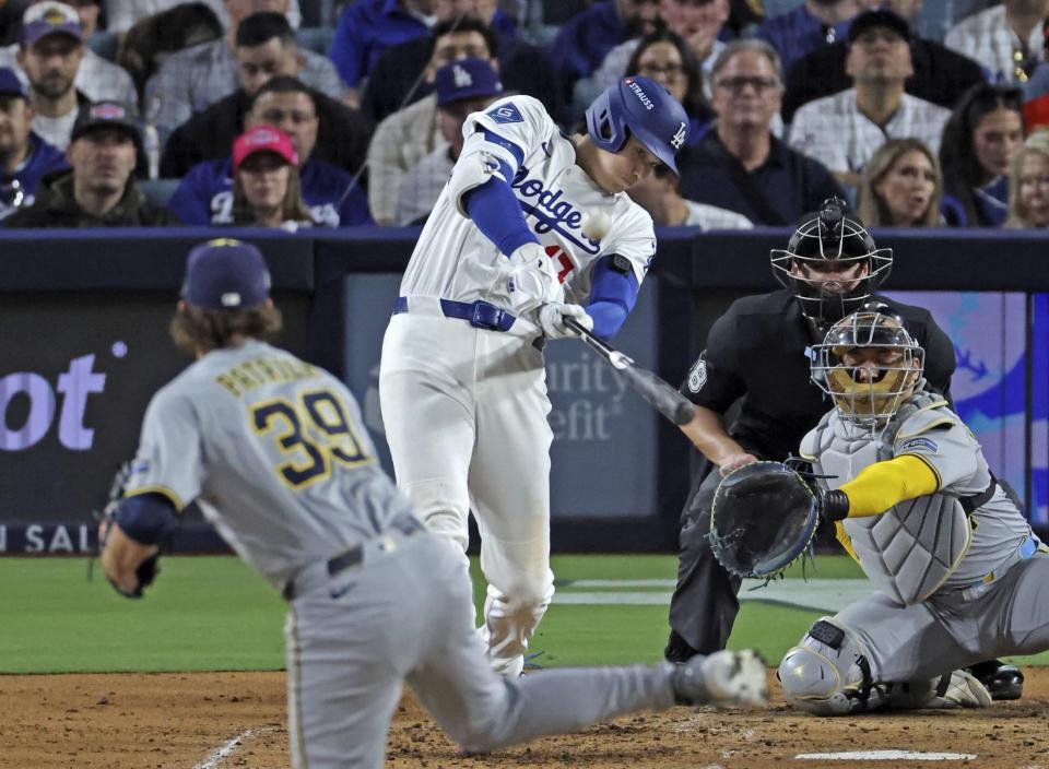 　ブルワーズ戦の４回、この試合２本目の本塁打を放つドジャース・大谷。投手パトリック（共同）