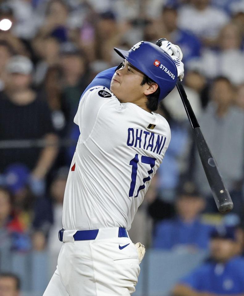 　ブルワーズ戦の７回、この試合３本目の本塁打を放つドジャース・大谷（共同）