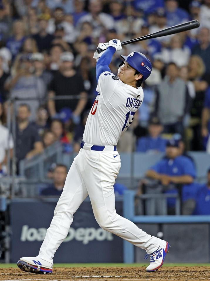 　ブルワーズ戦の７回、この試合３本目の本塁打を放つドジャース・大谷（共同）