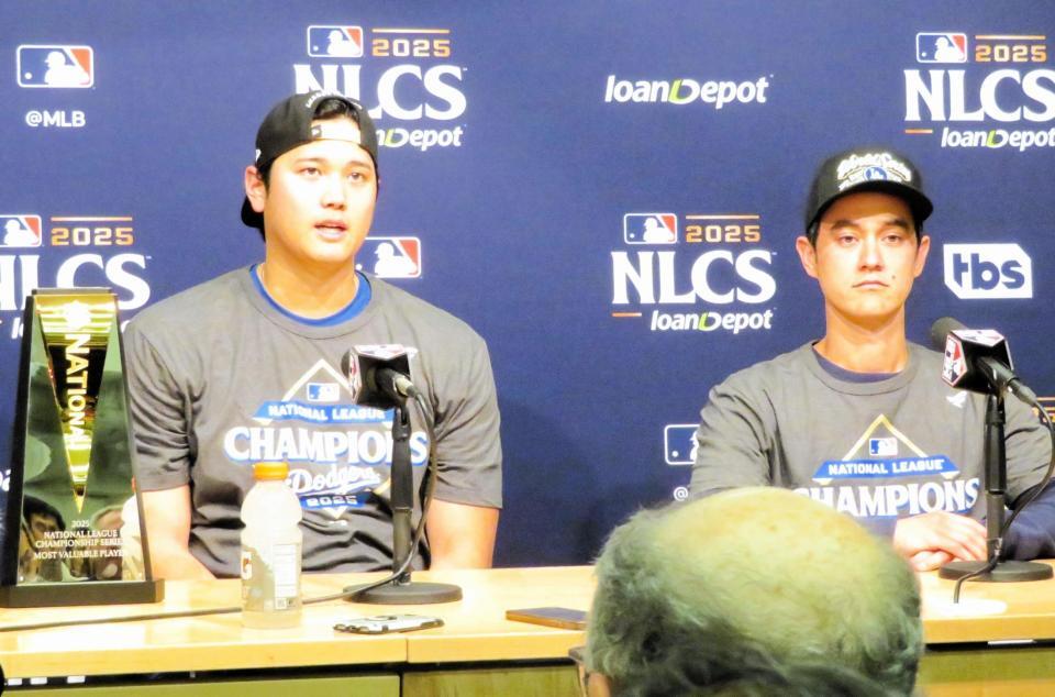 　試合後の記者会見で歴史的パフォーマンスを振り返る大谷翔平、右は通訳のアイアトン氏（撮影・小林信行）