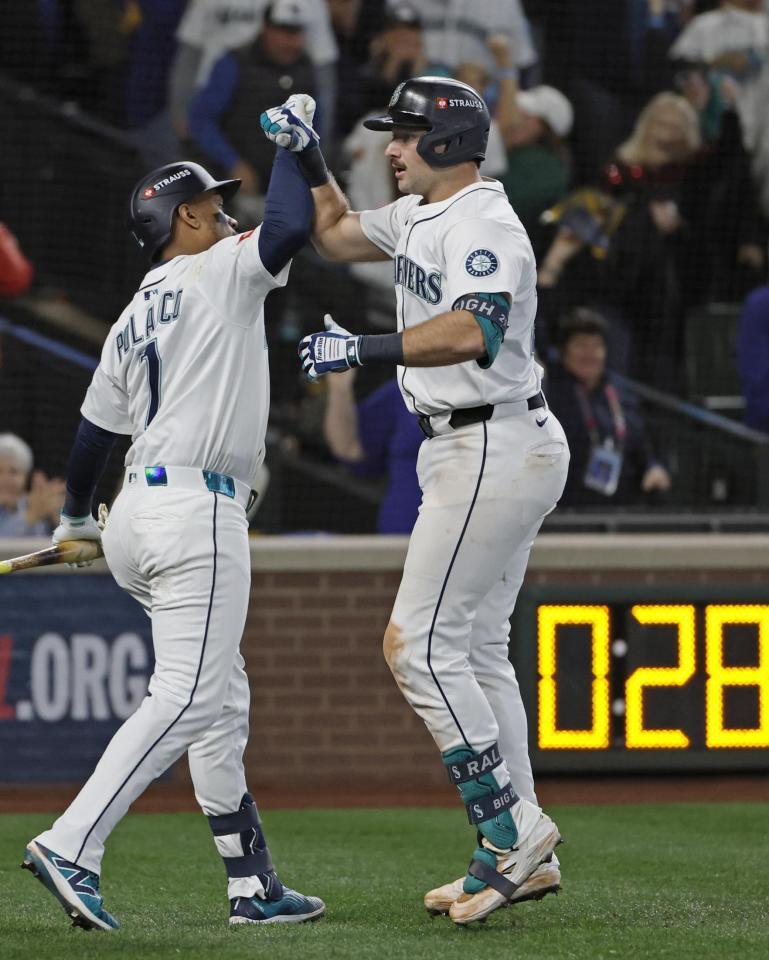 　８回、本塁打を放ちチームメートとタッチを交わすローリー（右）＝共同