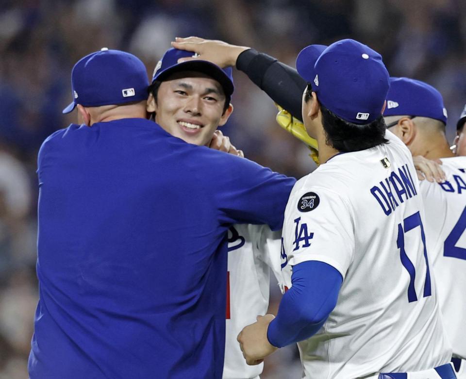 　９回を締めた佐々木（左から２人目）を祝福する大谷（共同）