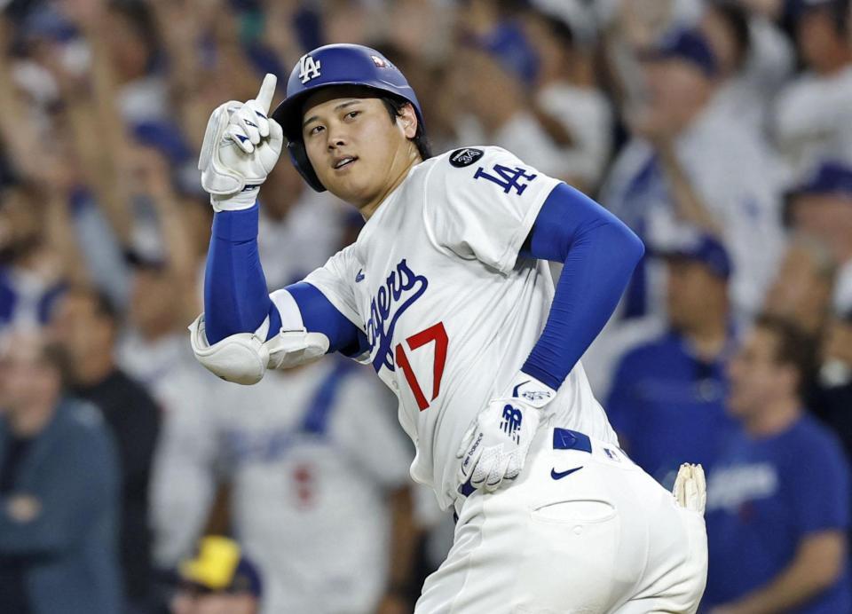 　７回、この試合３本目の本塁打を放ち、ベンチに合図を送る大谷（共同）