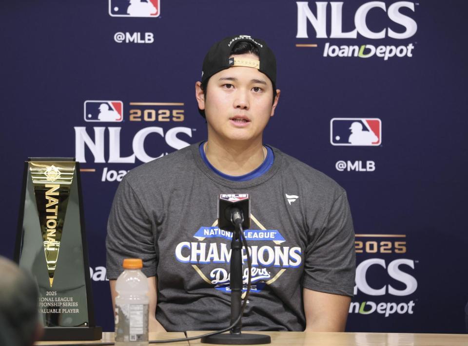 　記者会見で質問に答えるドジャース・大谷（共同）