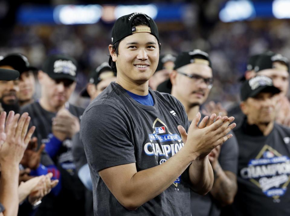 　リーグ優勝を決め、笑顔を見せるドジャース・大谷（共同）