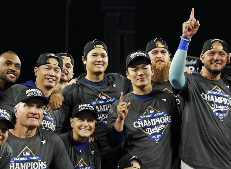 　リーグ優勝を決め、喜ぶドジャースの大谷（中央左）と山本（同右）ら（共同）