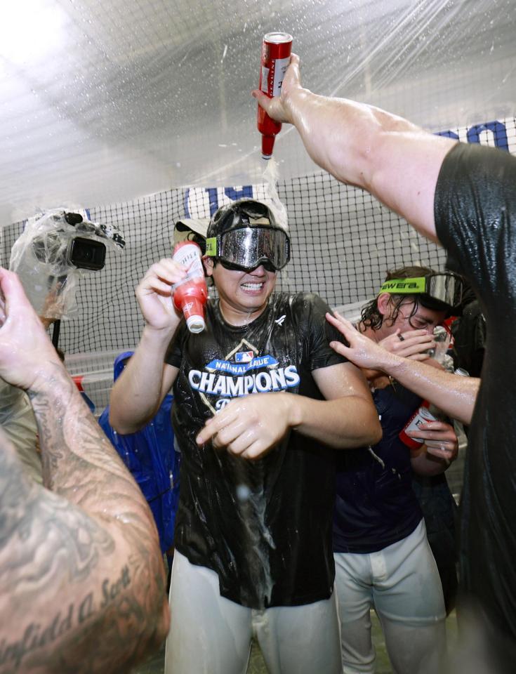 　リーグ優勝を決め、シャンパンファイトを楽しむドジャース・大谷（代表撮影・共同）