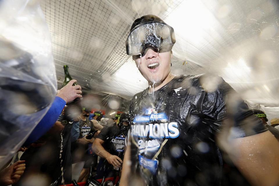 　リーグ優勝を果たし、シャンパンファイトを楽しむドジャース・大谷（共同）