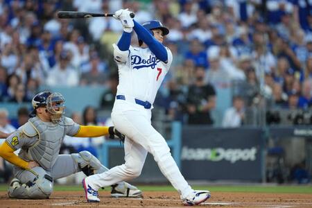 　１回、先頭打者弾を放つ大谷翔平（写真提供：ロイター／アフロ）