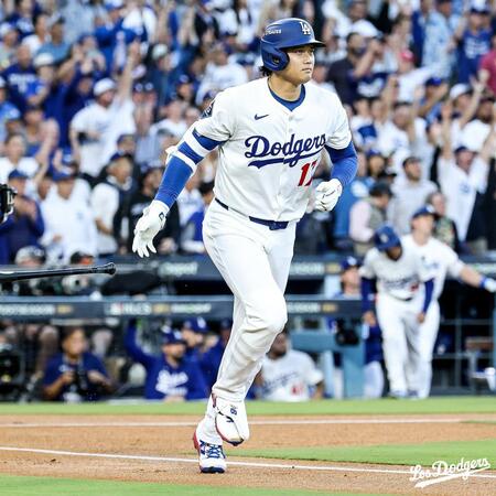 　先頭打者弾を放ち駆け出す大谷翔平（ロサンゼルス・ドジャース提供）