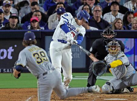 　４回、この試合２本目の本塁打を放つ大谷（共同）