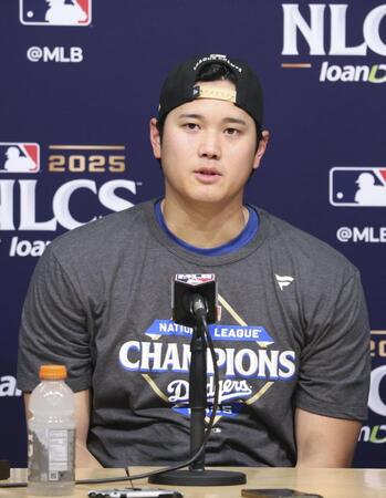 　記者会見で質問に答えるドジャース・大谷（共同）
