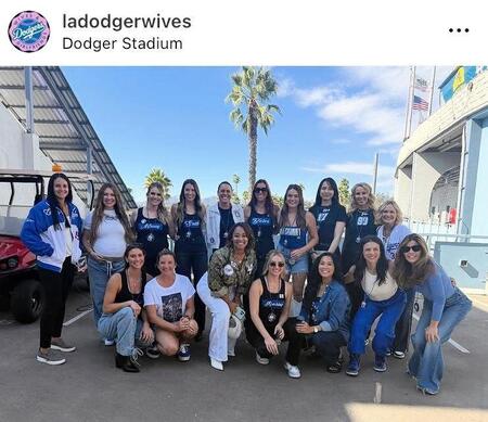 大谷投手の１７番入りＴシャツ姿の真美子さん（横列右から３人目）。１０月１０日付のドジャース奥さま会のインスタグラム＠ｌａｄｏｄｇｅｒｗｉｖｅｓより