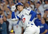 　７回、この試合３本目の本塁打を放ち、ベンチに合図を送る大谷（共同）