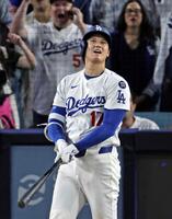 　７回、この試合３本目の本塁打を放った大谷（共同）