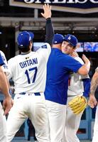 　リーグ優勝を果たし、笑顔を見せる佐々木（右）（共同）