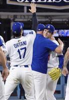 　リーグ優勝を果たし、笑顔を見せる佐々木（右）＝共同