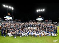 　２年連続ワールドシリーズ進出を決めたドジャースの集合写真（ロサンゼルス・ドジャース提供）