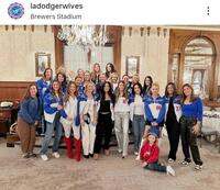 　リーグ優勝決定Ｓ第１戦の集合写真。ドジャーワイブスのインスタグラム（ｌａｄｏｄｇｅｒｗｉｖｅｓ）より