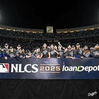 　ワールドシリーズ進出を決めて喜ぶドジャースナイン（ロサンゼルス・ドジャース提供）