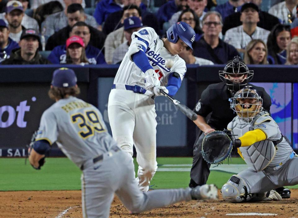 　４回、この試合２本目の本塁打を放つ大谷（共同）