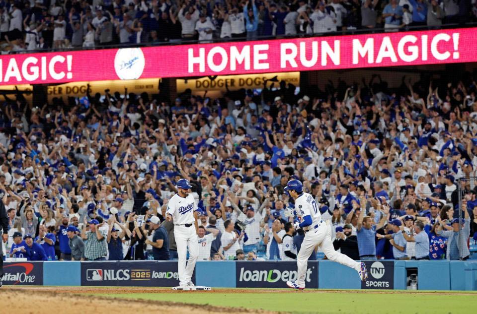 　７回、この試合３本目の本塁打を放った大谷（共同）