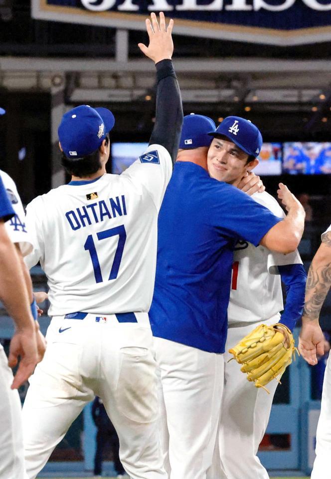 　リーグ優勝を果たし、笑顔を見せる佐々木（右）（共同）