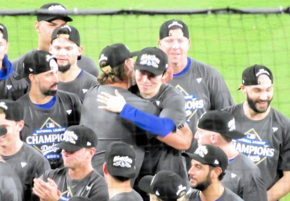 　セレモニーでカーショーと抱き合う佐々木朗希（撮影・小林信行）