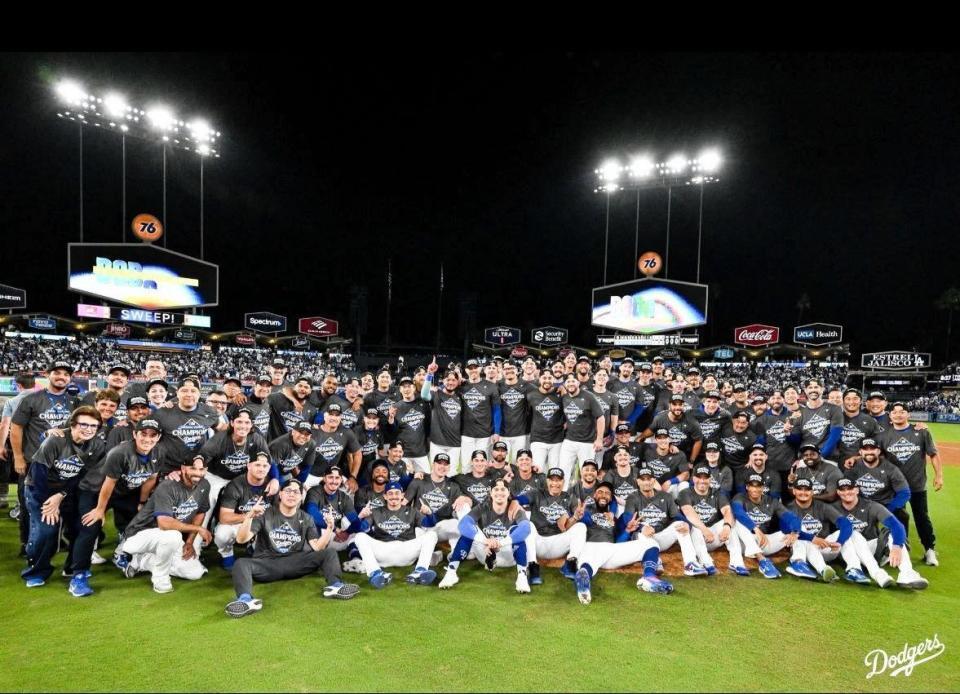 　２年連続ワールドシリーズ進出を決めたドジャースの集合写真（ロサンゼルス・ドジャース提供）