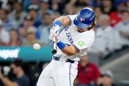 　マリナーズ戦の２回、適時打を放つブルージェイズのバージャー＝トロント（ＡＰ＝共同）