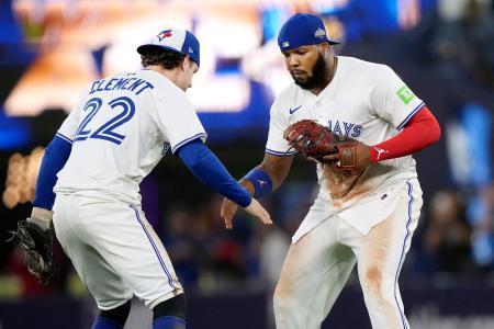 　マリナーズに快勝し喜ぶブルージェイズのゲレロ（右）とクレメント＝トロント（カナダ通信・ＡＰ＝共同）