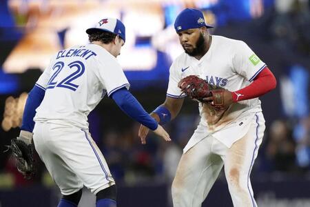 　マリナーズに快勝し喜ぶブルージェイズのゲレロ（右）とクレメント（カナダ通信・ＡＰ＝共同）