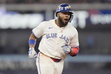 　マリナーズ戦の５回、ソロ本塁打を放ち塁を回るブルージェイズのゲレロ（イマジンイメージズ・ロイター＝共同）
