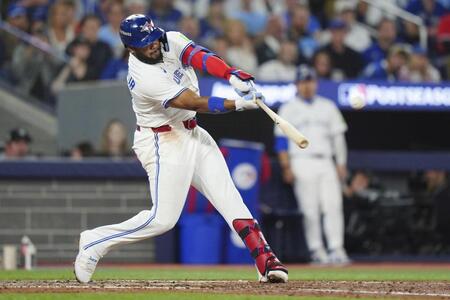 　マリナーズ戦の５回、ソロ本塁打を放つブルージェイズのゲレロ（カナダ通信・ＡＰ＝共同）