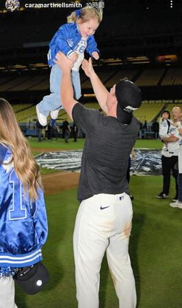 　スミスの妻・カラさんのインスタグラム（ｃａｒａｍａｒｔｉｎｅｌｌｓｍｉｔｈ）より