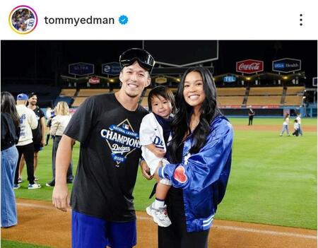 　試合後、記念撮影するエドマン一家。エドマンのインスタグラム（ｔｏｍｍｙｅｄｍａｎ）より