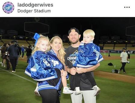 　マンシー一家。子供たちのコーデも最高！ドジャース奥さま会の公式インスタグラム＠ｌａｄｏｄｇｅｒｗｉｖｅｓ（１０月１９日付）より