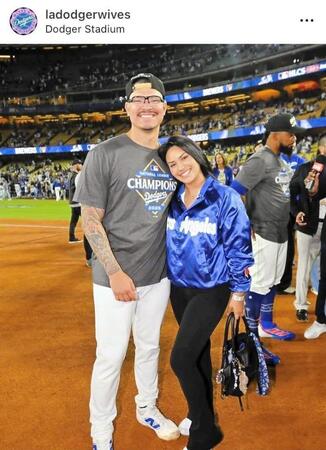 　バンダ夫妻。ドジャース奥さま会の公式インスタグラム＠ｌａｄｏｄｇｅｒｗｉｖｅｓ（１０月１９日付）より