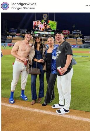 　キャスペリアスとラッシングも。ドジャース奥さま会の公式インスタグラム＠ｌａｄｏｄｇｅｒｗｉｖｅｓ（１０月１９日付）より