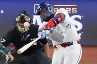 　マリナーズ戦の５回、本塁打を放つブルージェイズのゲレロ（ＡＰ＝共同）