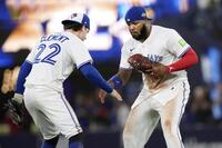 　マリナーズに快勝し喜ぶブルージェイズのゲレロ（右）とクレメント（カナダ通信・ＡＰ＝共同）
