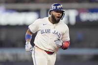 　マリナーズ戦の５回、ソロ本塁打を放ち塁を回るブルージェイズのゲレロ（イマジンイメージズ・ロイター＝共同）