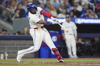 　マリナーズ戦の５回、ソロ本塁打を放つブルージェイズのゲレロ（カナダ通信・ＡＰ＝共同）